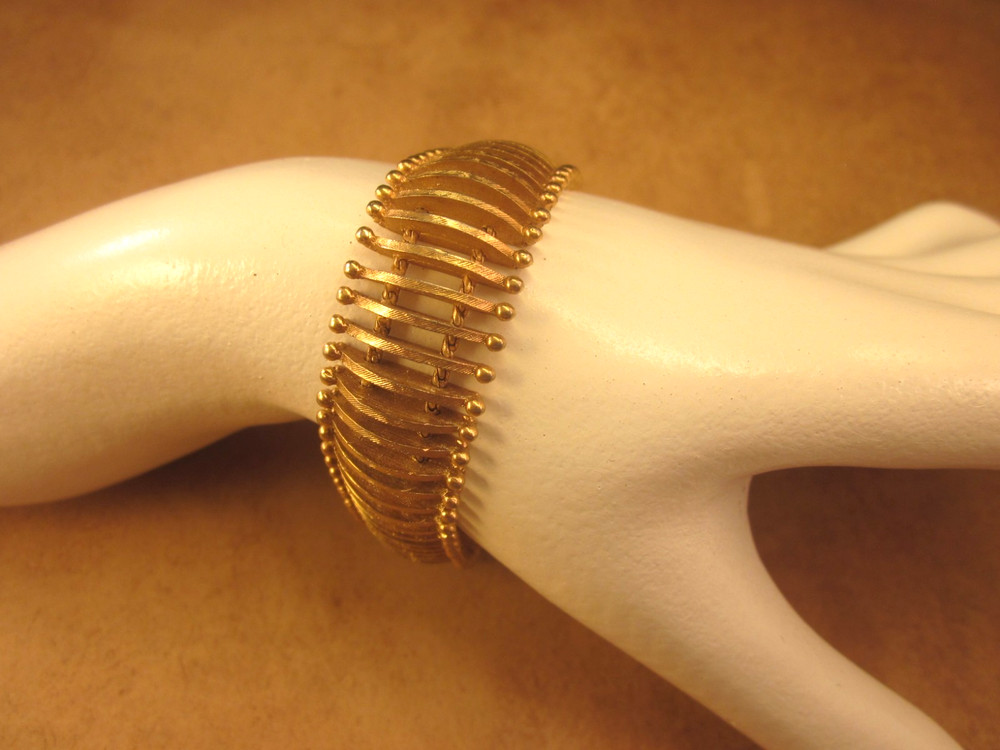 VTG Crown Trifari Brushed Gold Tone Ribbed Cage Modernist Bracelet-7″