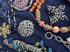Vintage Jewelry Lot; Wear, Craft & Repair To Excellent Approx 100 Pieces