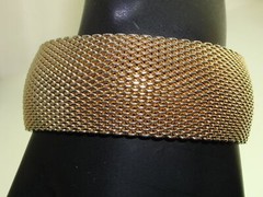 LOVELY VINTAGE 1970-80’S WIDE GOLD TONE MESH BANGLE BRACELET! 8 1/2″