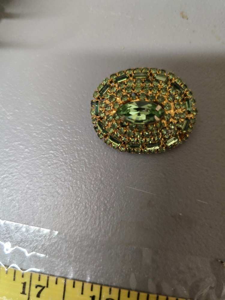 LOVELY LIME GREEN PRONG SET BEAUTIFUL PIN