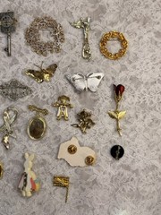 Lot of 20 Varied Size & Styled Pin Brooches Jewelry Some Vintage Some Modern
