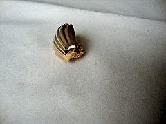 VTG 1970s SCALLOPED SEASHELL GOLD TONE HINGED W/ SAFETY CATCH DRESS/SCARF CLIP