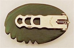 BAKELITE CARVED GREEN CLIP Vintage DECO Plastic 1-5/8×1 PIN, NO CHIPS Scarf Clip