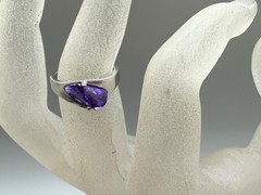 ESTATE VINTAGE 18K WHITE GOLD PLATED DEEP PURPLE FACETED CRYSTAL RING SIZE 5