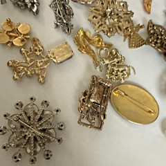 Vintage To Now Lot Of 18 Unsigned (1 signed) Gorgeous Brooch & Pin