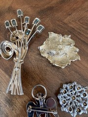 Spectacular lot of assorted vintage brooches