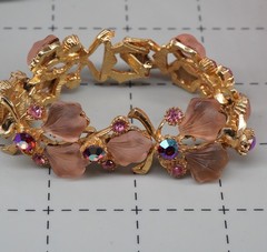 VTG bracelet Molded Glass Leaves AB Pink Rhinestones in Goldtone fold over clasp