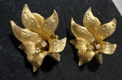 Vtg Erwin Pearl Textured Goldtone Orchid Floral Rhinestone Pistils Clip Earrings