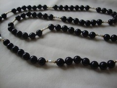 VINTAGE 1970s ‘BEAD MEDLEY’ RICE PEARL BLACK ONYX 30″ ENDLESS BEAD NECKLACE