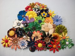 ViNTaGE 44 PiEcE MeTaL ENaMeL FLoWeR (33 PiN/10 ER/1 RiNg) LoT/CoLLecTiOn *READ*