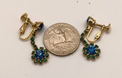 VTG Goldtone Blue And Green Crystal Rhinestone Brooch With Screwback Earrings