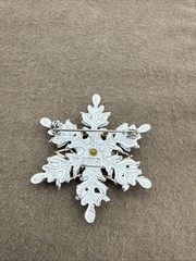 Estate KC Signed White Silvertone SNOWFLAKE w Aurora Borealis Rhinestone on Poin
