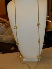 GOLD-TONE FLOWER RHINESTONE NECKLACE SIGNED VCLM: 41.5″ LONG