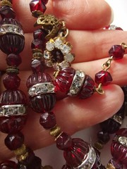 MIRIAM HASKELL 40′ HORSESHOE 2-PC BLOOD RED CÔTELÉ & NUGGET BEAD ICE R/S ACCENTS