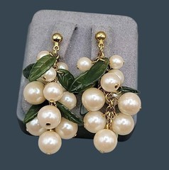 Vtg Avon Pearlesque Grape Cluster Dangling Post Earrings 1997 Faux Jade Accent