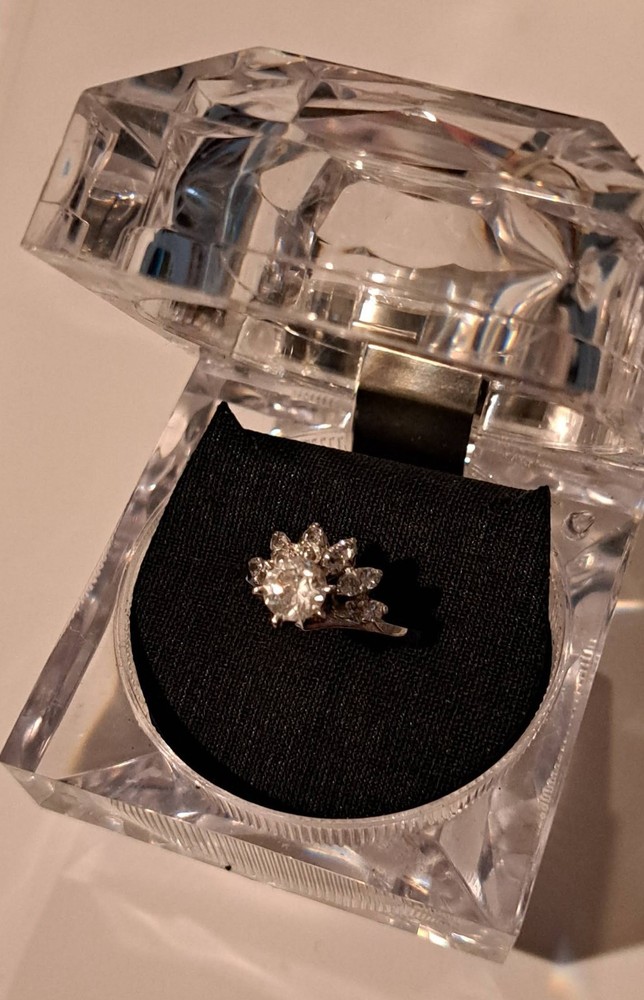 Ring sz 5 Good quality costume jewelry 18K HGE White Gold Electroplate Exc cond