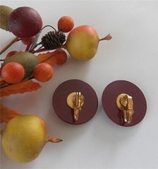 PRETTY PAIR OF VINTAGE PLUM COLOR PLASTIC 1 1/8″ ROUND GOLDTONE CLIP-ON EARRINGS