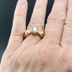 Vtg Sz 6 Ring Cubic Zirconia Solitaire w/ Accents Fashion Jewelry Unique Design
