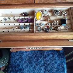 LARGE WOOD JEWELRY BOX FILLED with VINTAGE 150+ PIECES COSTUME JEWELRY