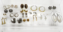 17 PAIRS of BEAUTIFUL VINTAGE LADIES COSTUME EARRINGS – DANGLE/DROP/HOOP/STUD *