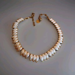 Vintage Retro Gold Tone And Cream Lucite Thermoset Choker Necklace