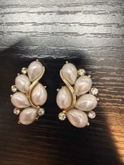 Lisner Signed Vintage Gold Tone & Faux Pearl Clip On Earrings