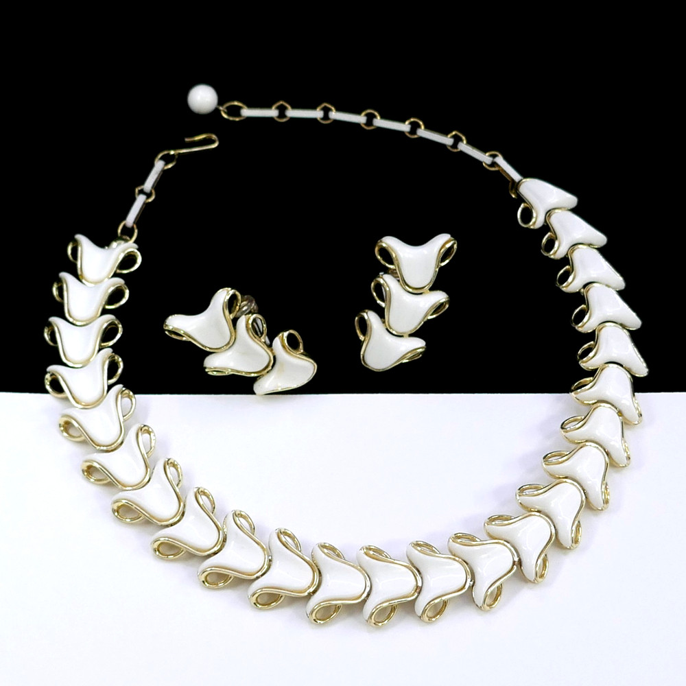 VINTAGE 1950’S CORO WHITE THERMOSET PLASTIC NECKLACE CLIP-ON EARRINGS SET