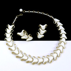 VINTAGE 1950’S CORO WHITE THERMOSET PLASTIC NECKLACE CLIP-ON EARRINGS SET