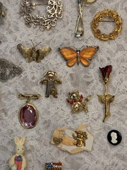 Lot of 20 Varied Size & Styled Pin Brooches Jewelry Some Vintage Some Modern