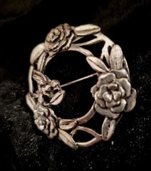 VINTAGE SIGNED MAS J SILVER PLATED ON PEWTER FLORAL CIRCULAR BROOCH.