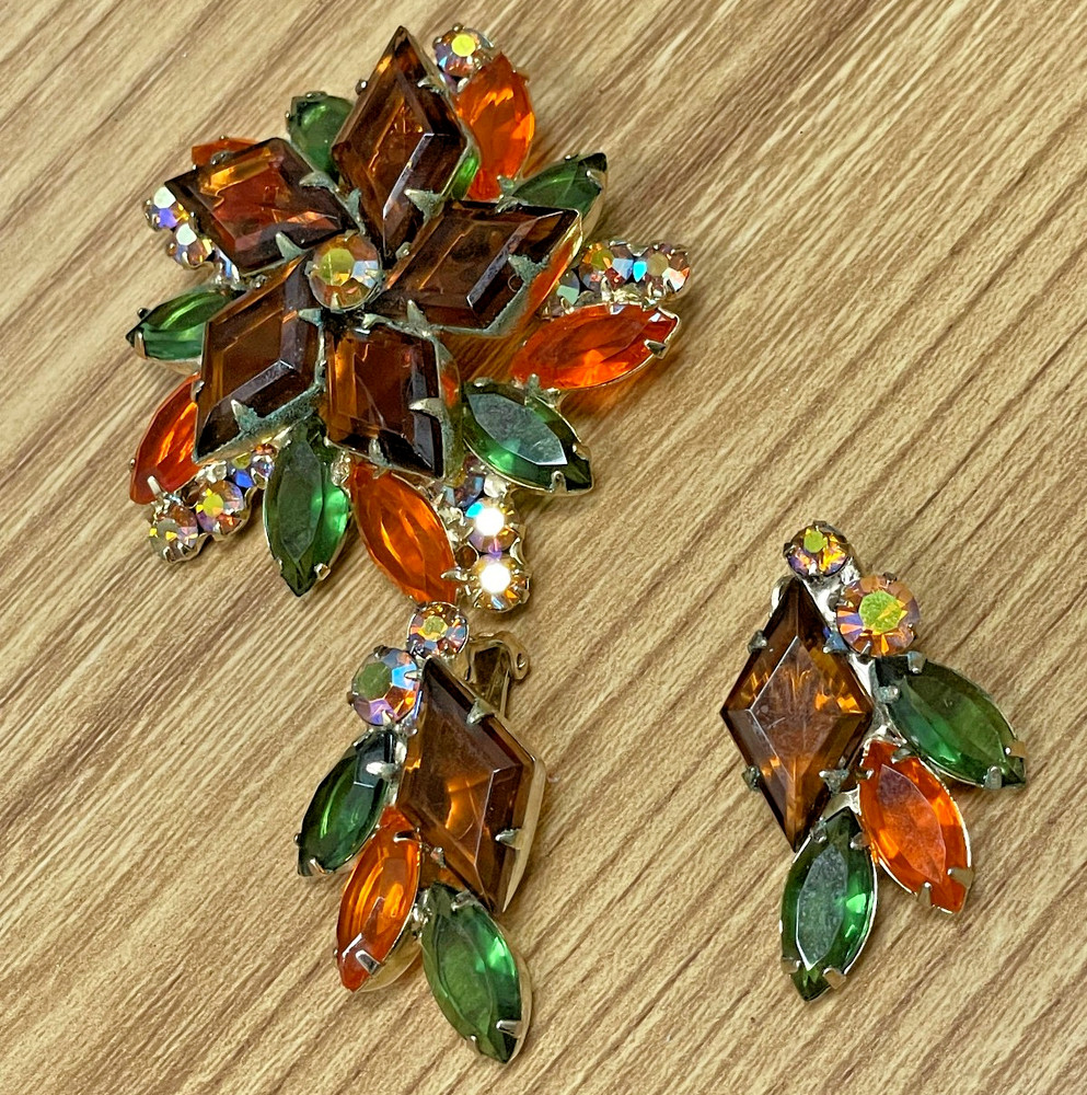 Vintage Juliana D&E Topaz Amber Green Rhinestone Brooch Clip-On Earrings Set