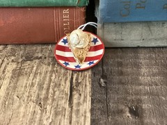 Miniature Life Like American Apple Pie On Plate Brooch Pin Vintage Ornament