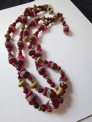 MIRIAM HASKELL 40′ HORSESHOE 2-PC BLOOD RED CÔTELÉ & NUGGET BEAD ICE R/S ACCENTS