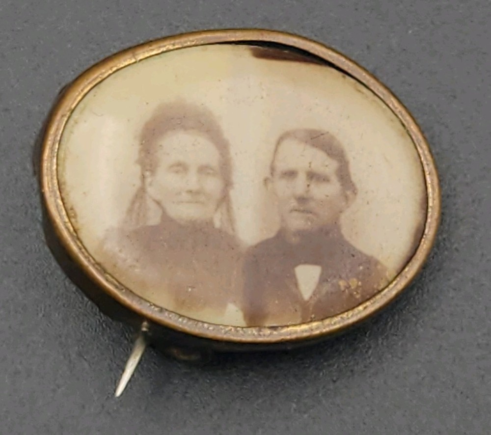 Vintage Victorian One Inch Brass Antique Oval Picture Pin Brooch Mourning Couple