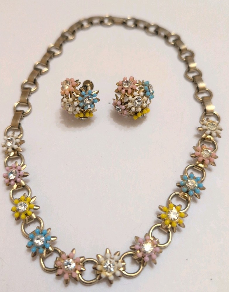 Vintage 15in Gold Tone Choker Chain Flower Necklace And Screw Back Earrings