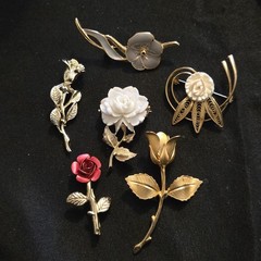 22 VINTAGE BROOCH COSTUME JEWELRY LOT HEARTS MOTHERS DAY FLOWER AVON JJ GERRYS