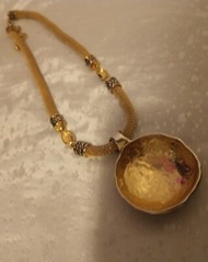 15″ Vintage Goldtone Cable Necklace 2″ Engraved Floral Design Round Pendant