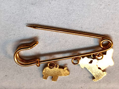 Vintage Gold Tone Brooch w/ Dangle Animal Charms Turtle Goat Elephant Good Cond.
