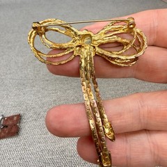 Vintage Brooch Gold Tone Chain Bow Ribbon Dangles 2 Inches