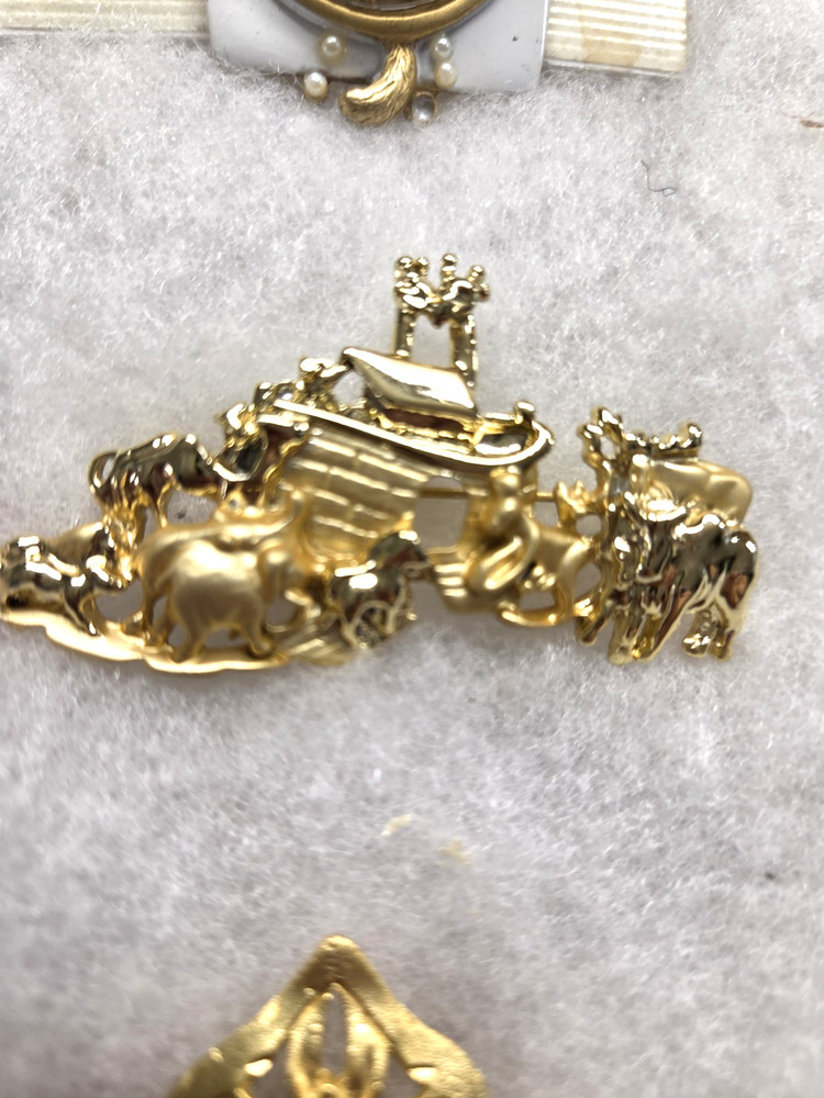 Vtg AJC gold tone Noah’s Ark animals Pin