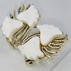 Vintage White Thermoset Lucite Flower 7″ Bracelet Clip Earring Set Gold Tone