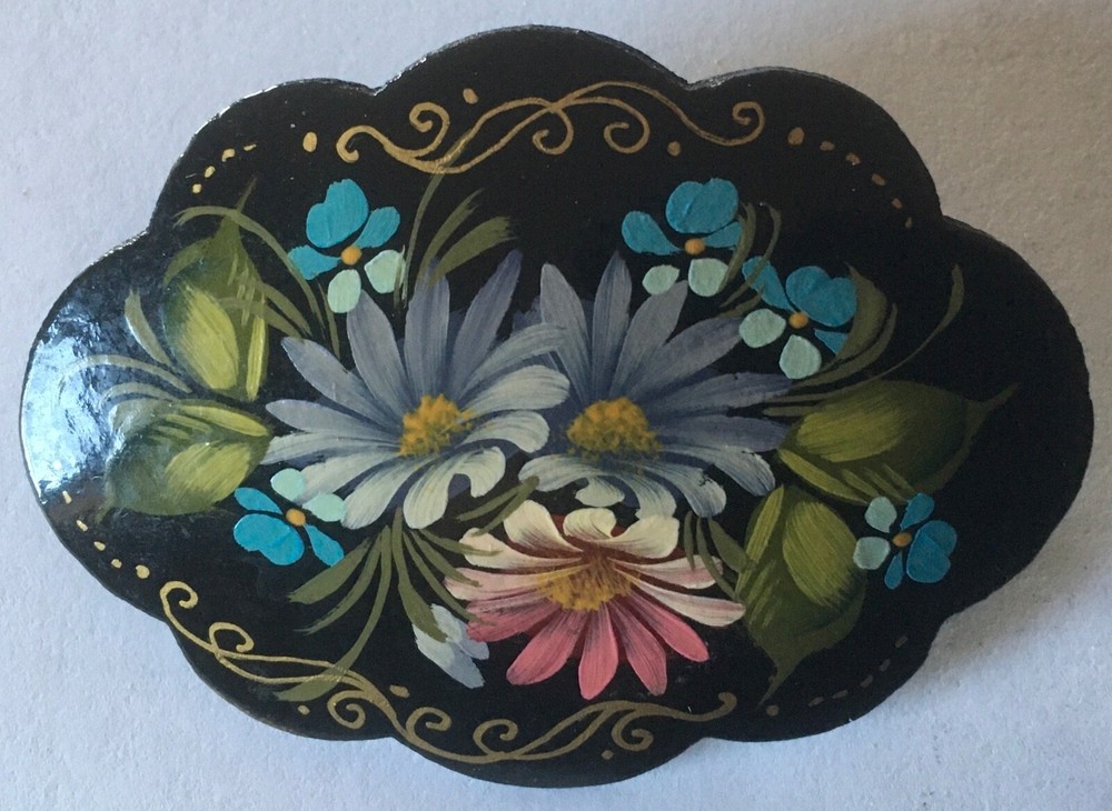 Beautiful hand painted brooch (made in Russia)