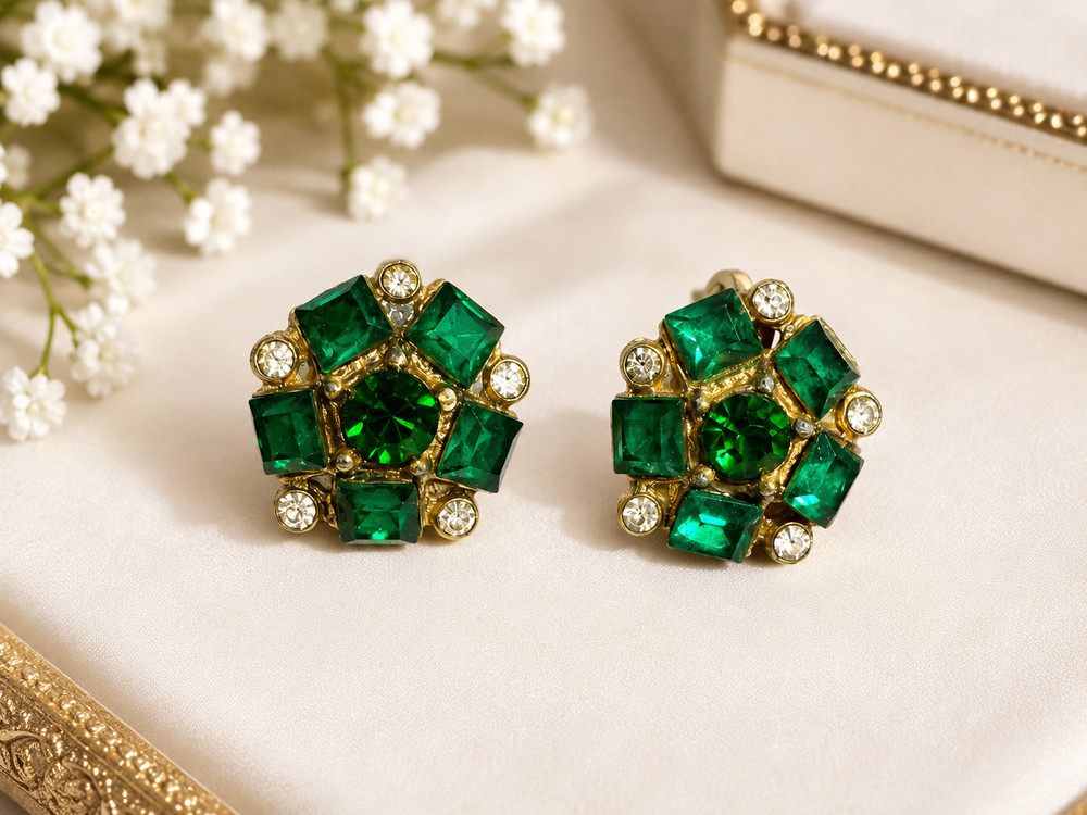 Vintage Green Rhinestone Screw Back Earrings Gold Tone Emerald Glass Art Deco