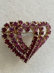 Vintage Gold Tone Red Pink Rhinestone Triple Heart Brooch Pin