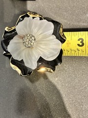 VINTAGE IVANA TRUMP SIGNED FROSTED WHITE FLOWER BLACK ENAMEL BROOCH PENDANT