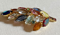 Vintage Juliana Delizza Elster Rhinestone Brooch Pin Textured Leaf Vaseline VGC