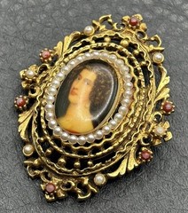 Vintage Signed ART Gold Tone Lady Cameo Brooch Portrait Pin Faux Seed Pearls