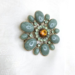 Green Ovals Rhinestones Around Multi-Faceted Amber Center Pin Brooch Hat Hair