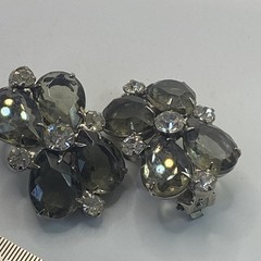 Vintage Gray Rhinestone Clip On Earrings Silver Tone Flower Stud 1.25in Jewelry