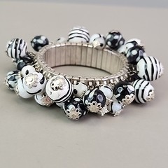 Vintage Glass Beaded Expandable Bracelet Black White Silver Tone 6″